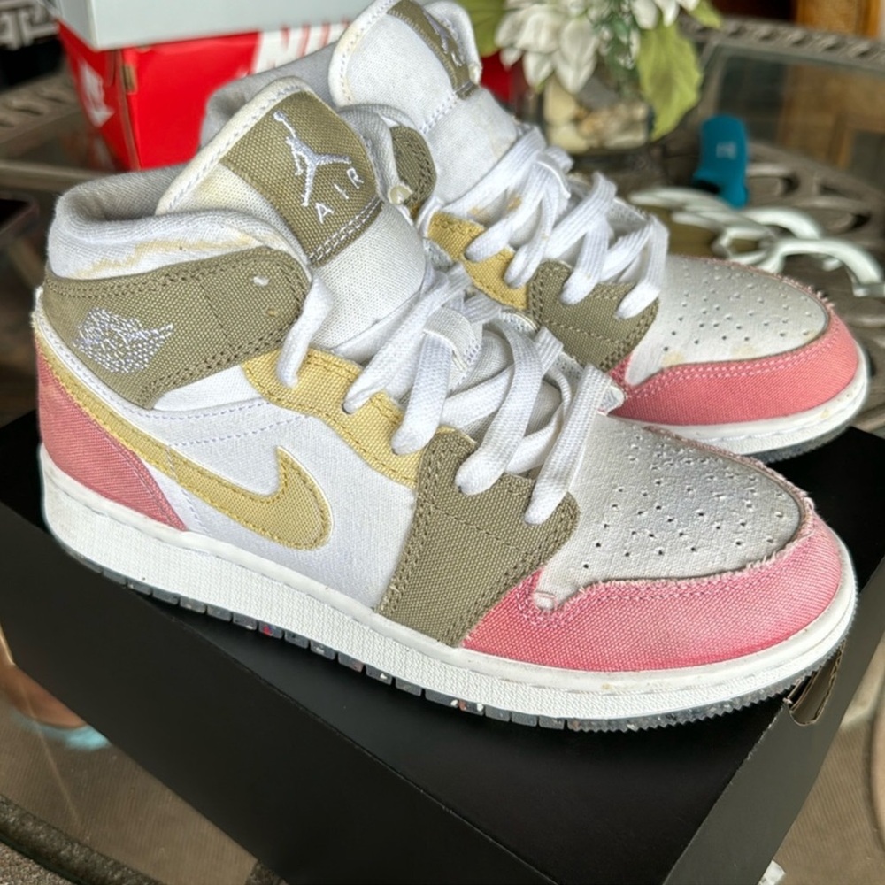 - SOLD-    Pastel Jordan 1 Mid Grade School (Size 4.5)
